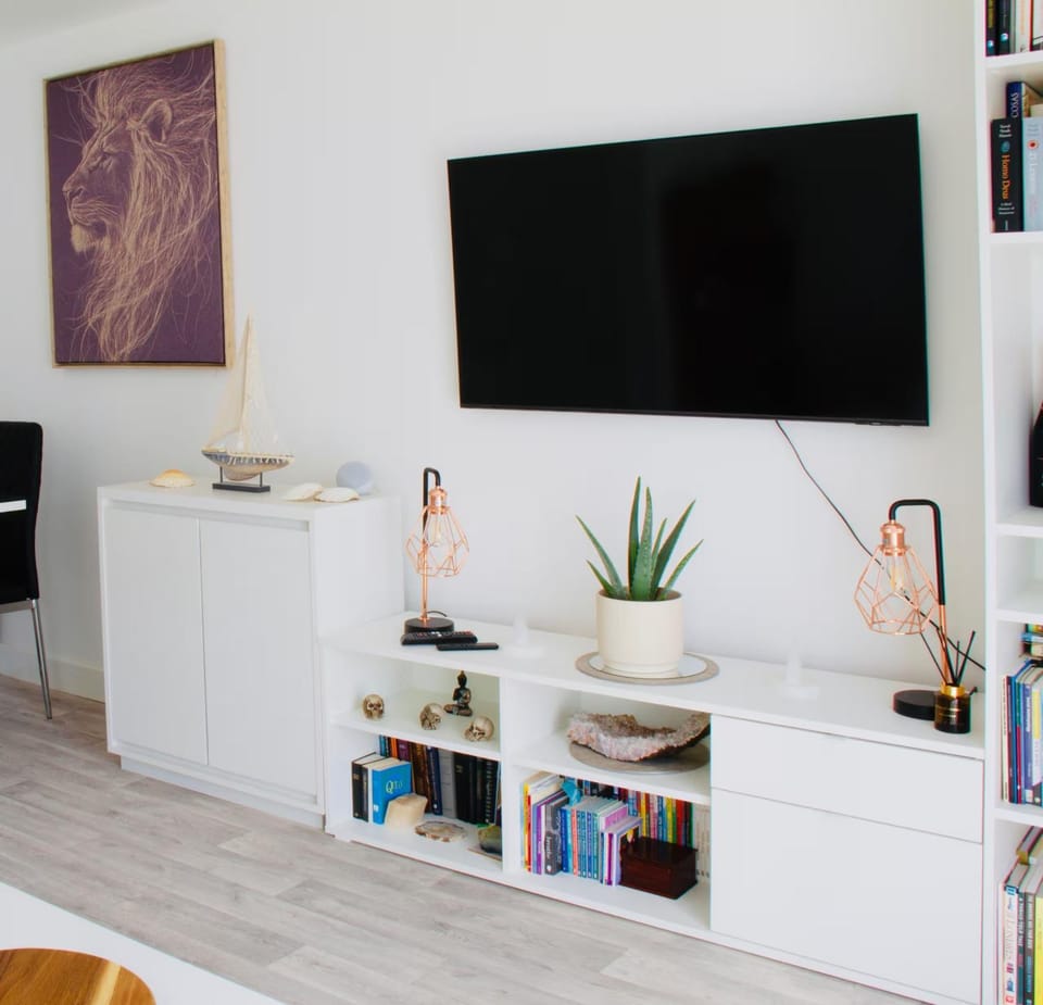House - Sleeps 4 - Parking and Garden House in Folkestone