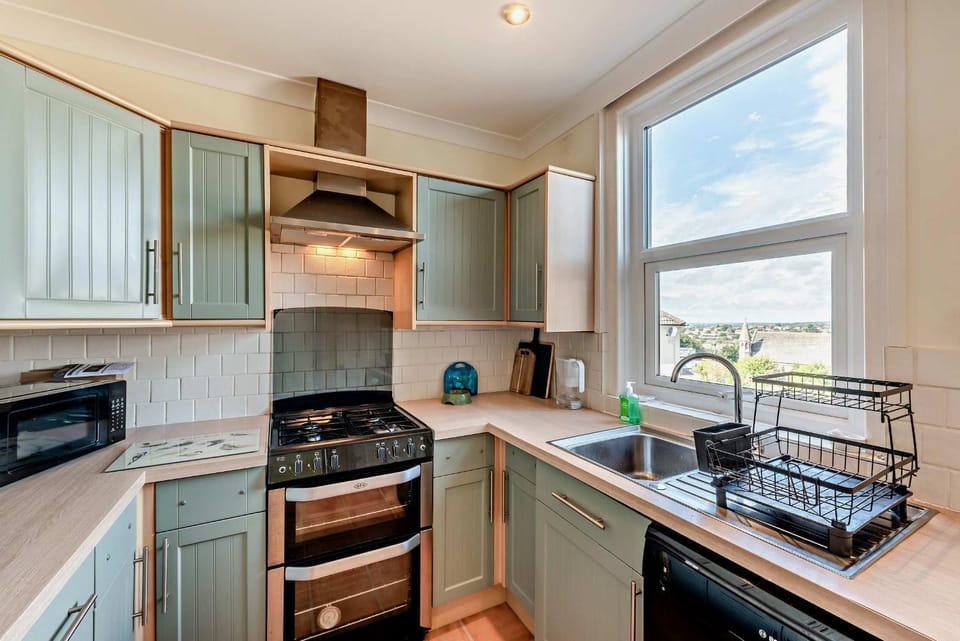 Kitchen or kitchenette, dishwasher, stove