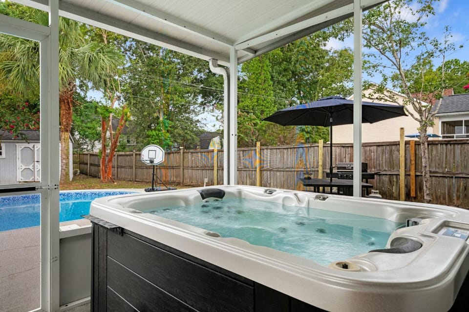 The Chantrell Pool Hot Tub Pets House in North Charleston