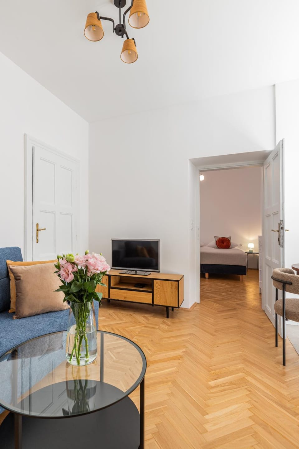 Bed, TV and multimedia, Living room, Photo of the whole room, Seating area, Bedroom
