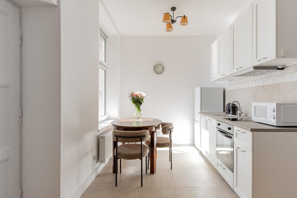Kitchen or kitchenette, dishwasher, stove