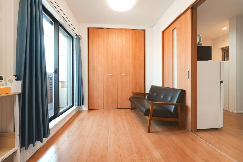 如意301 全新电梯公寓 可住4人 交通方便 步行车站3分钟 Apartment in Osaka