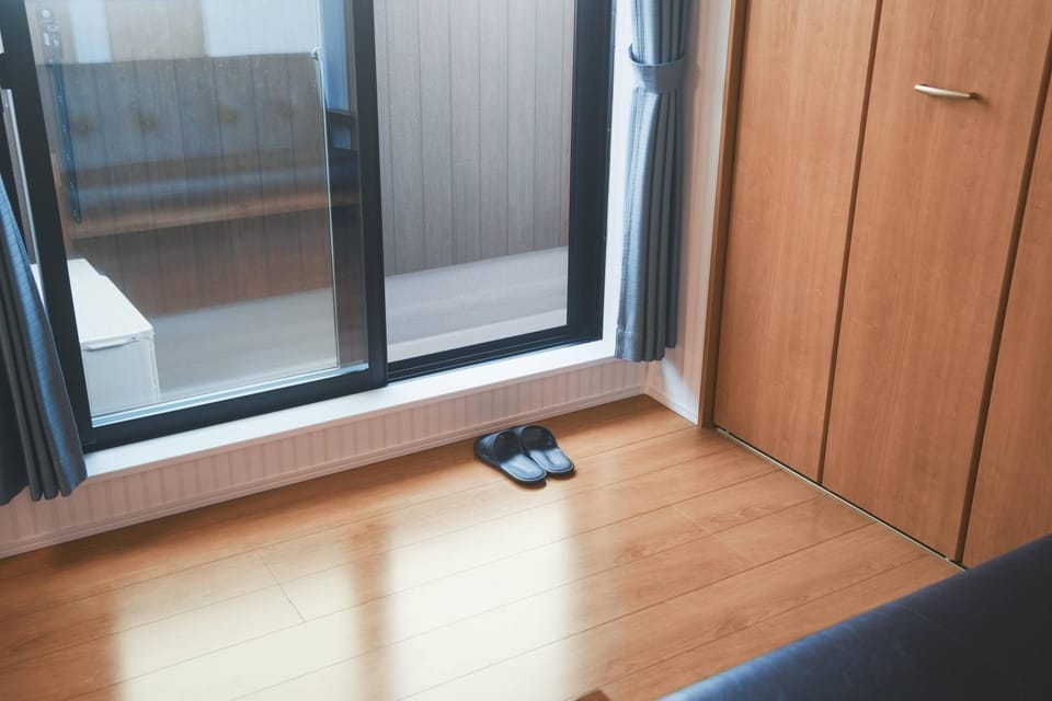 如意301 全新电梯公寓 可住4人 交通方便 步行车站3分钟 Apartment in Osaka