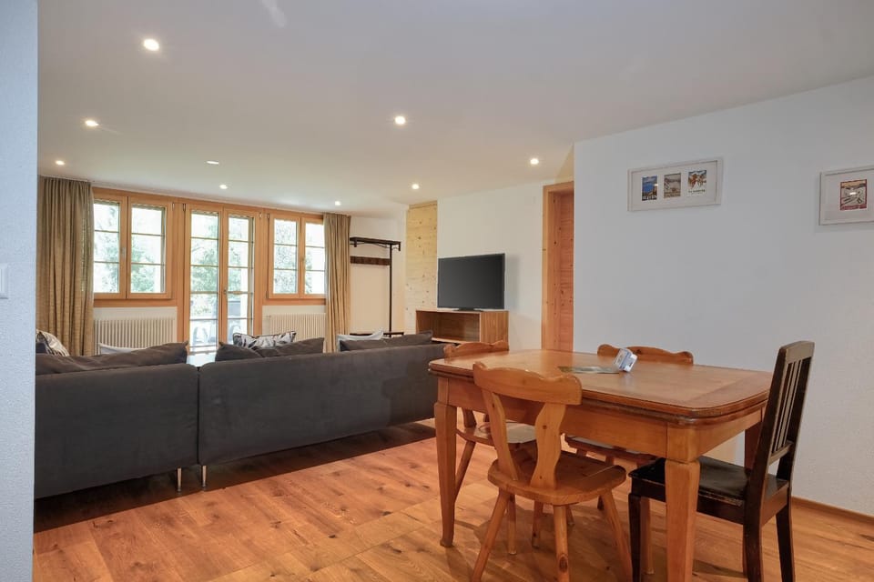 TV and multimedia, Living room, Seating area, Dining area