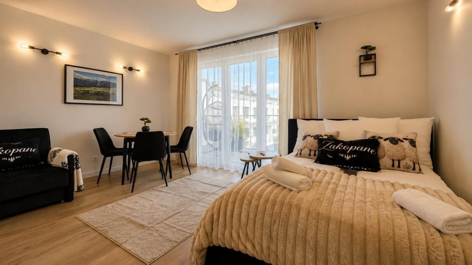 Bed, Living room, Photo of the whole room, Seating area, Bedroom, towels