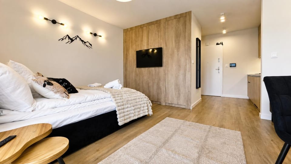 Bed, TV and multimedia, Living room, Photo of the whole room, Seating area, Bedroom, towels, wardrobe