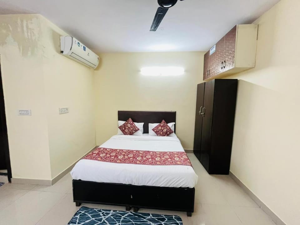 Bed, Photo of the whole room, Bedroom, wardrobe, air conditioner