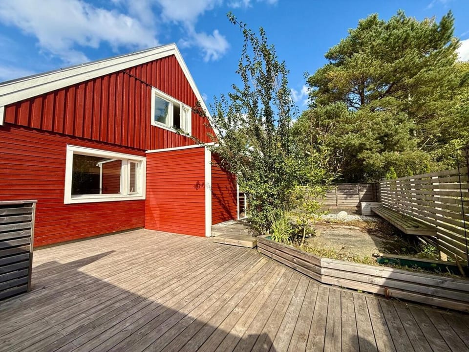 Workers Villa With 4 Bedrooms 8 Beds And 2 Bath Near Volvo House in Gothenburg