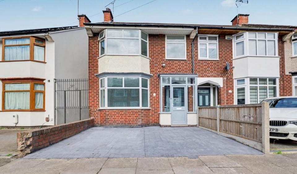 Perfect for Contractors! Free Parking for 2 vehicles! Apartment in Coventry