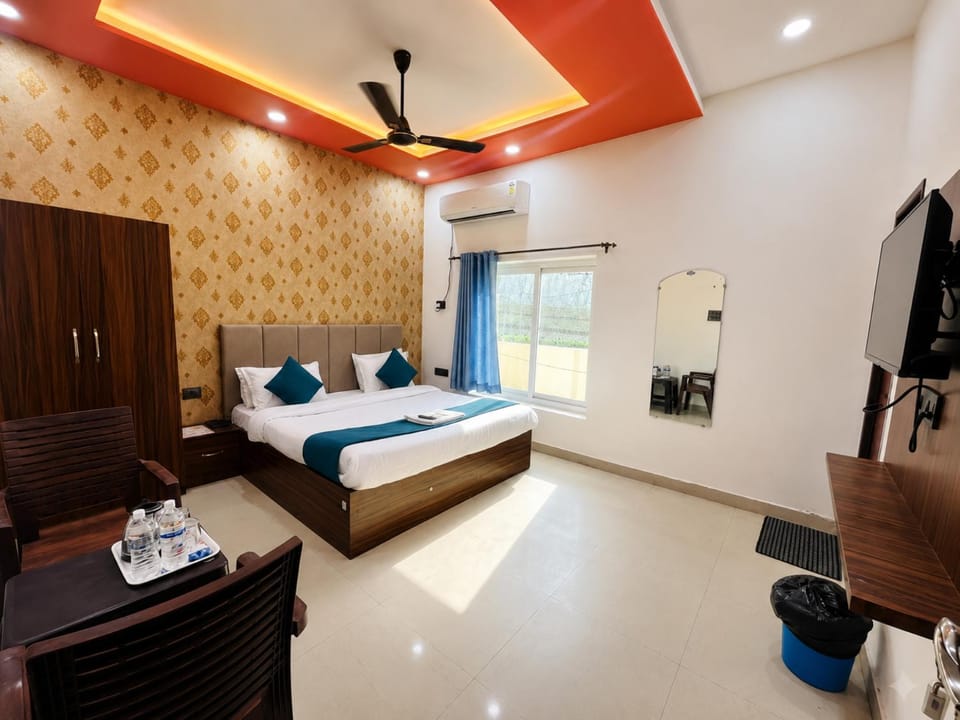 Bed, TV and multimedia, Living room, Photo of the whole room, Bedroom, wardrobe, air conditioner