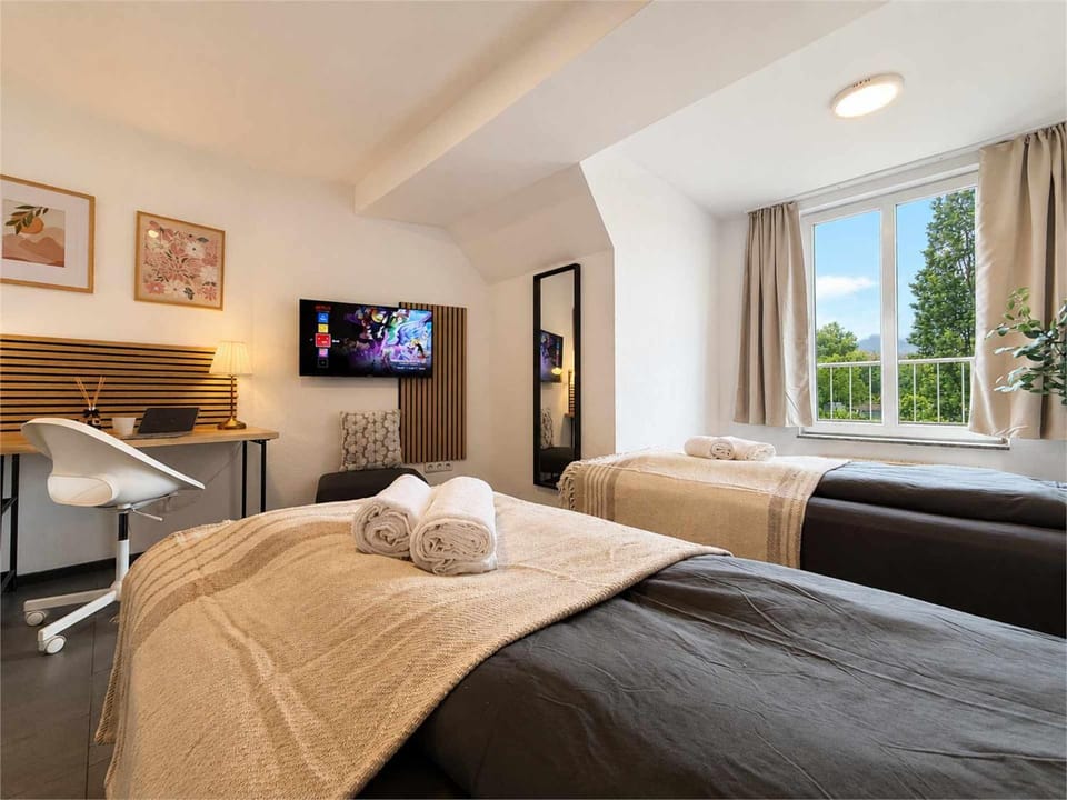 Bed, TV and multimedia, Living room, Photo of the whole room, Seating area, Bedroom, towels