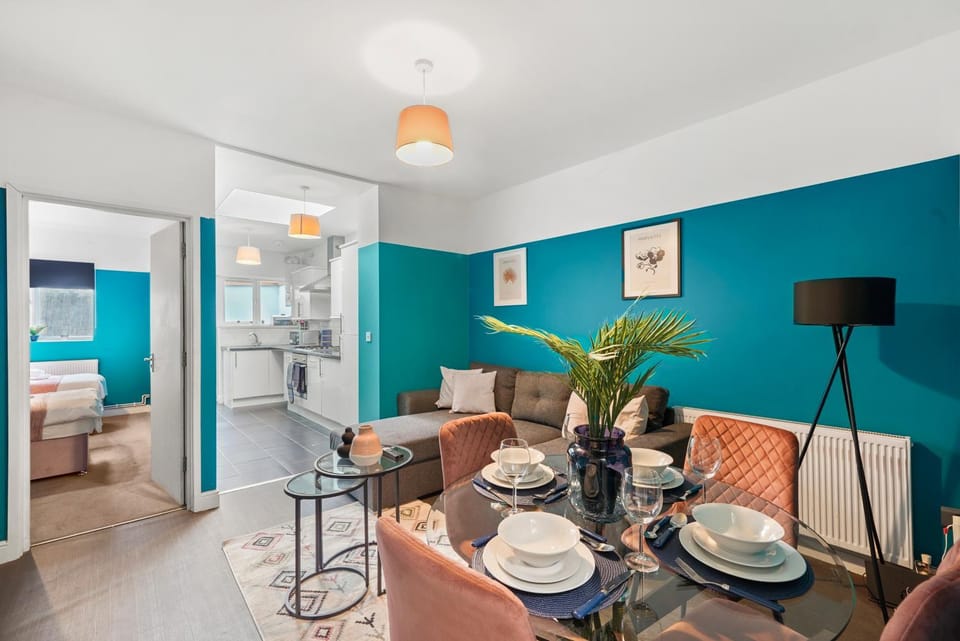 Stylish Garden Retreat - Sleeps 18 Apartment in Bristol