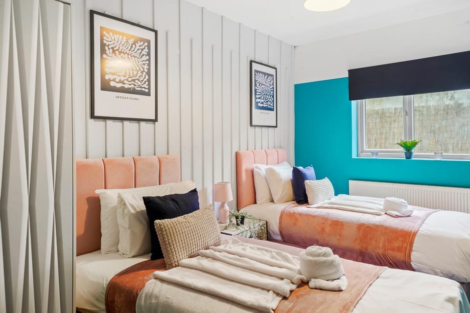 Stylish Garden Retreat - Sleeps 18 Apartment in Bristol