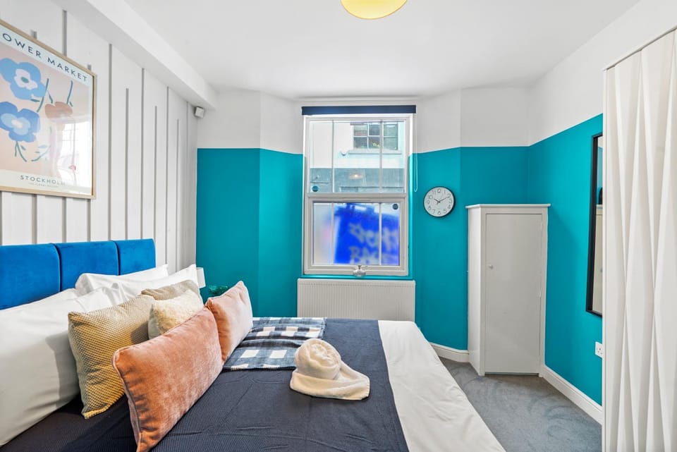 Stylish Garden Retreat - Sleeps 18 Apartment in Bristol