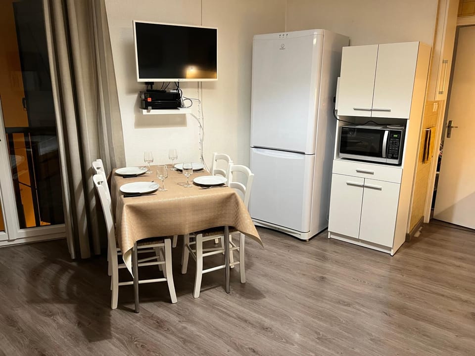 Property building, Kitchen or kitchenette, Living room