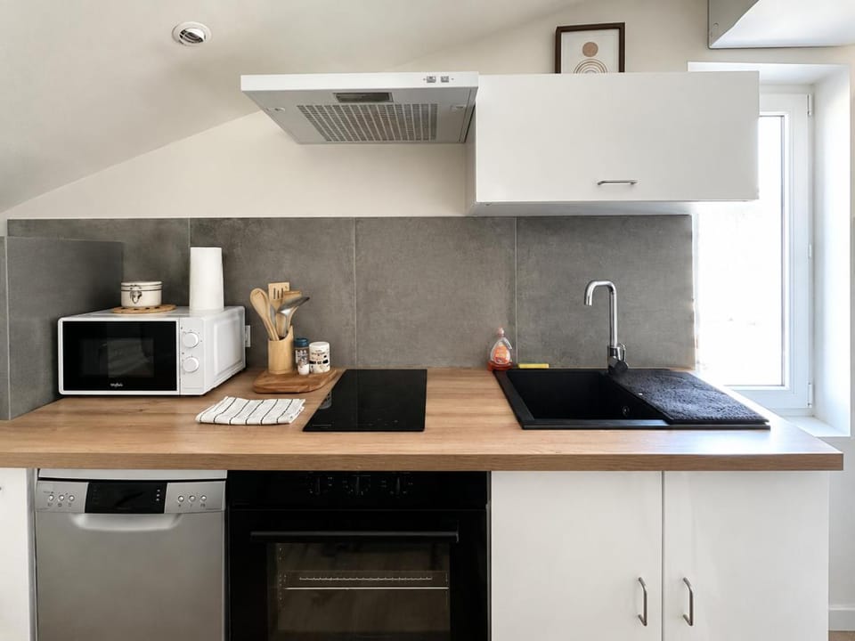 Coffee/tea facilities, dishwasher, microwave, oven, storage, stove, toaster, kitchen