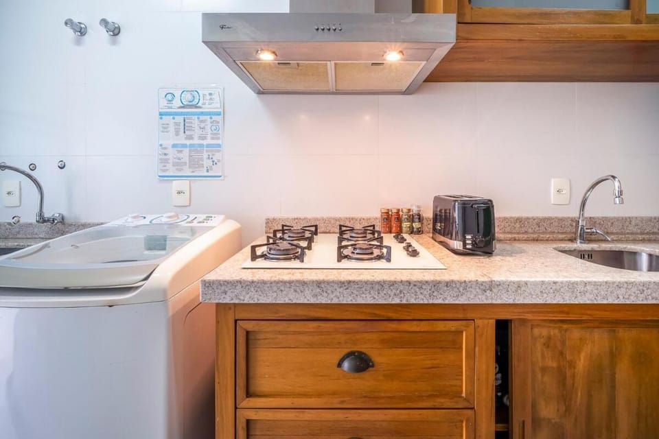 Coffee/tea facilities, Kitchen or kitchenette, stove