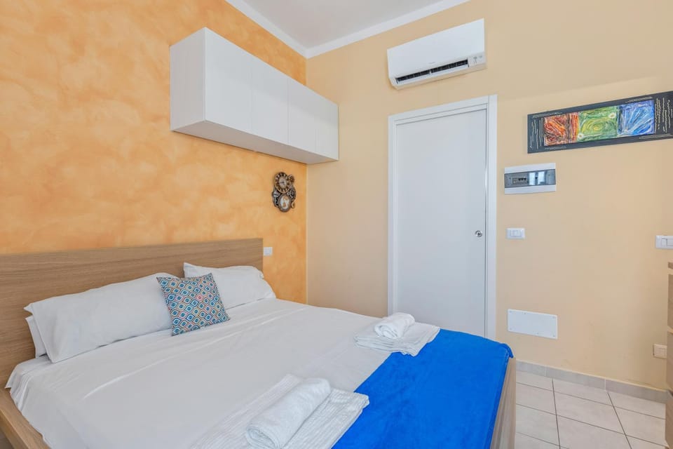 Bed, Photo of the whole room, Bedroom, air conditioner