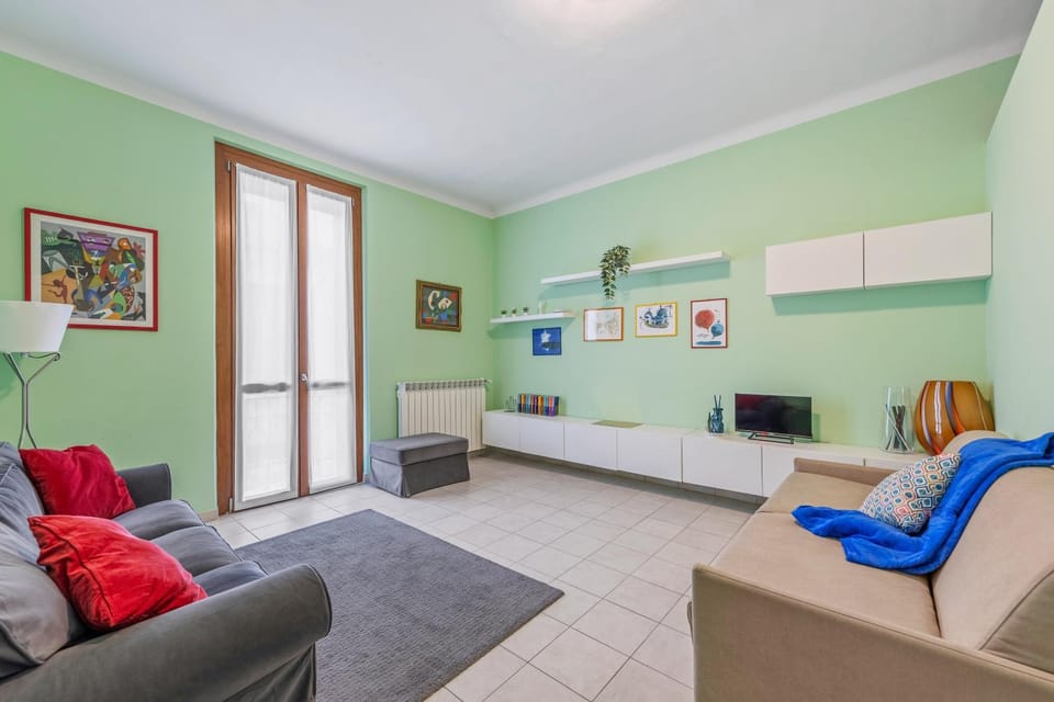 TV and multimedia, Living room, Seating area, Evening entertainment