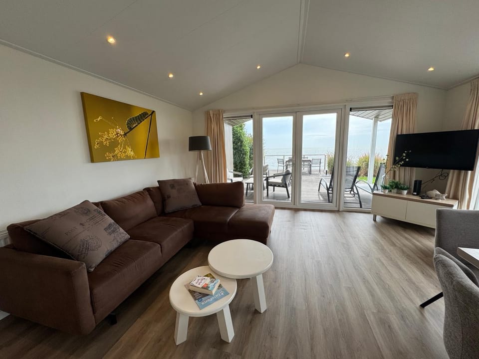 Resort Markermeer Waterfront Chalet BlueHorizon für 6 Personen Nr 53 House in Flevoland, Netherlands