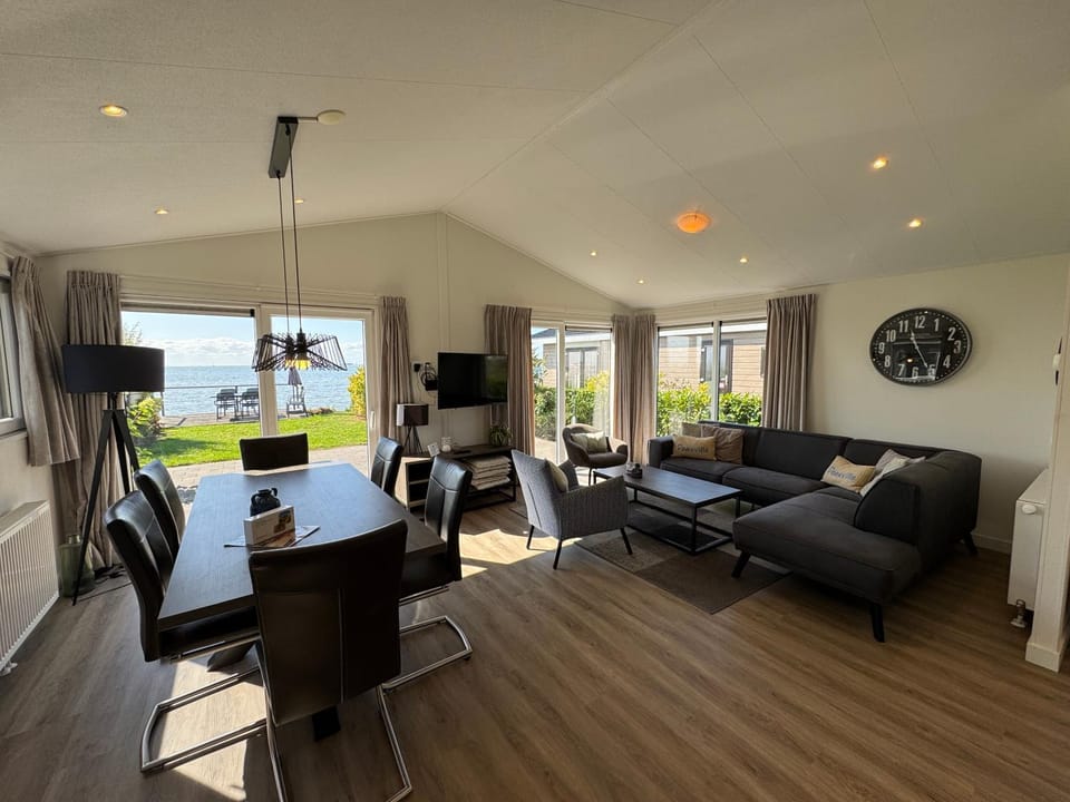 Resort Markermeer Waterfront Chalet Timeout für 6 Personen Nr 41 House in Flevoland, Netherlands