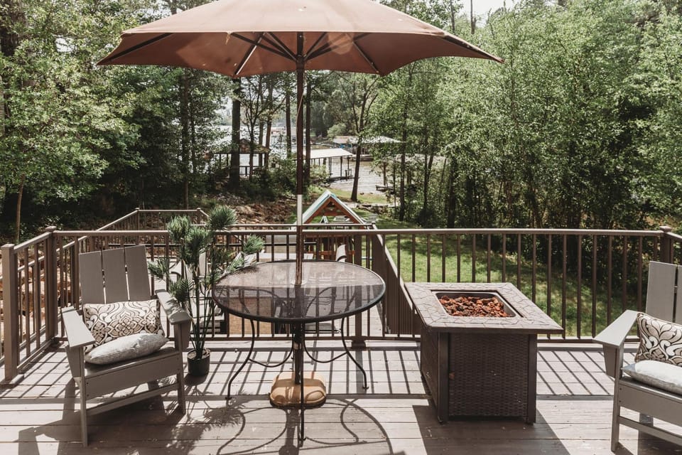 Cove Living! Lake Gaston Home w/ Dock & Bar House in Bracey