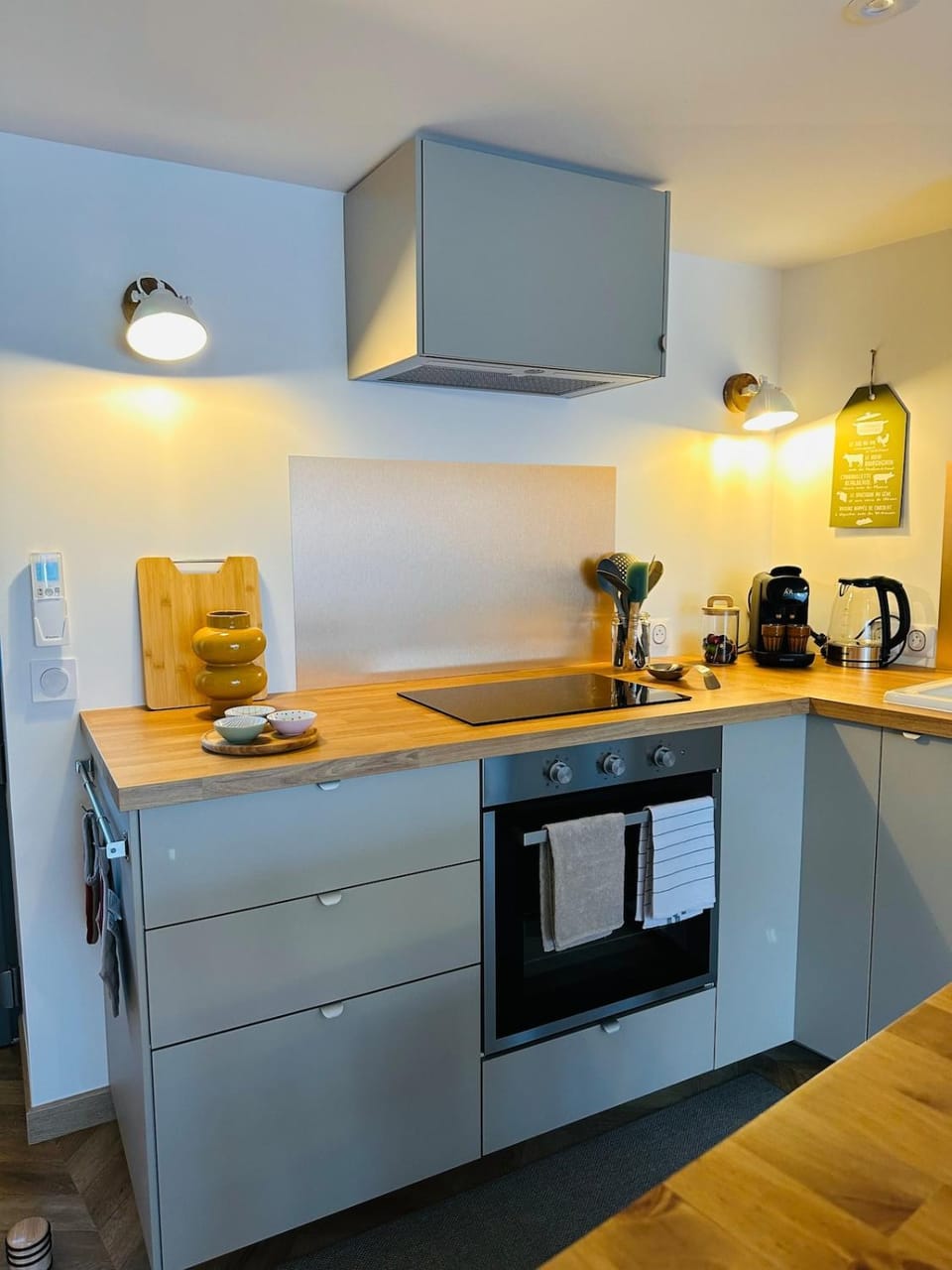Coffee/tea facilities, Kitchen or kitchenette, stove, toaster