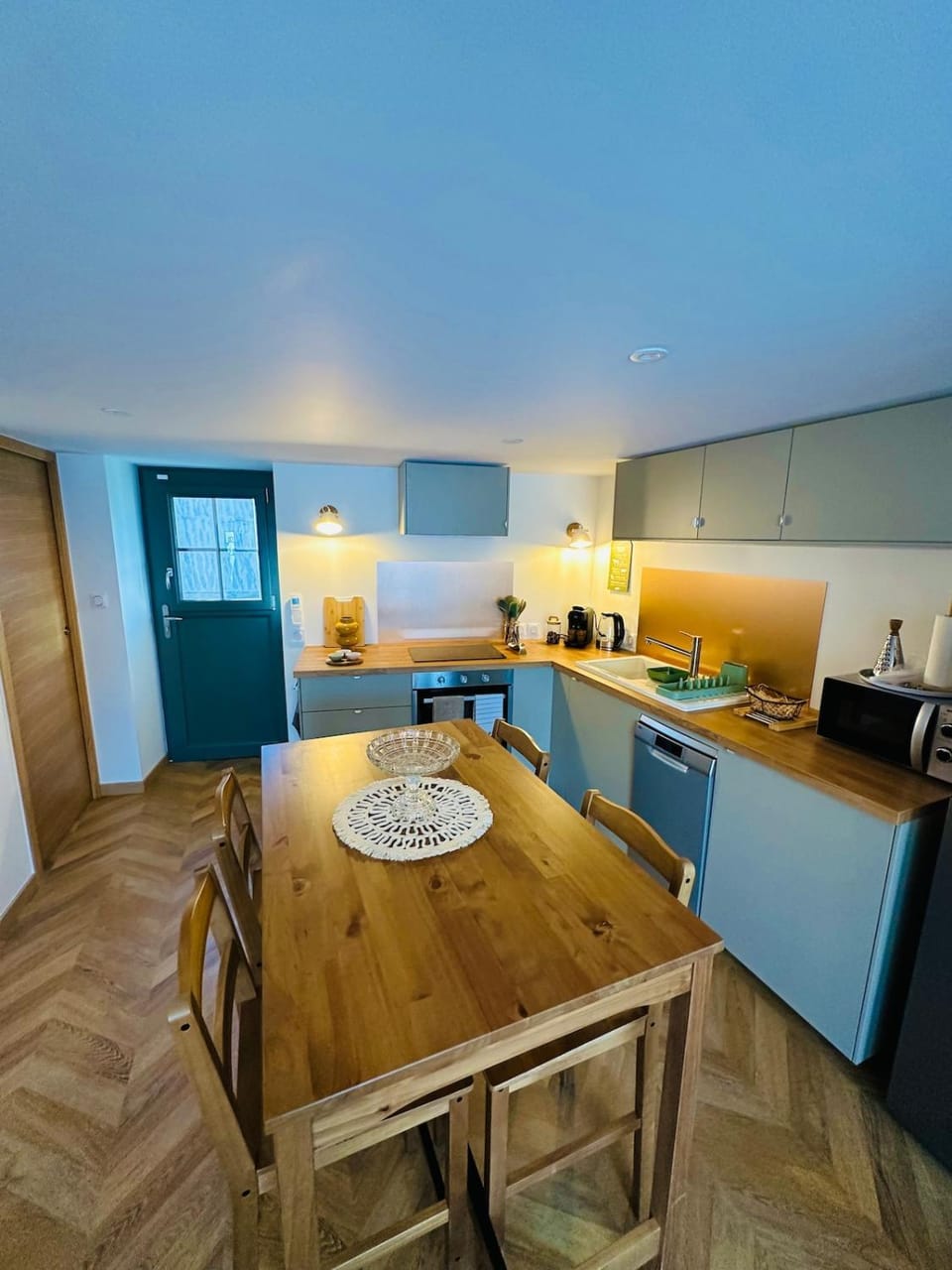Kitchen or kitchenette, Dining area, oven, stove