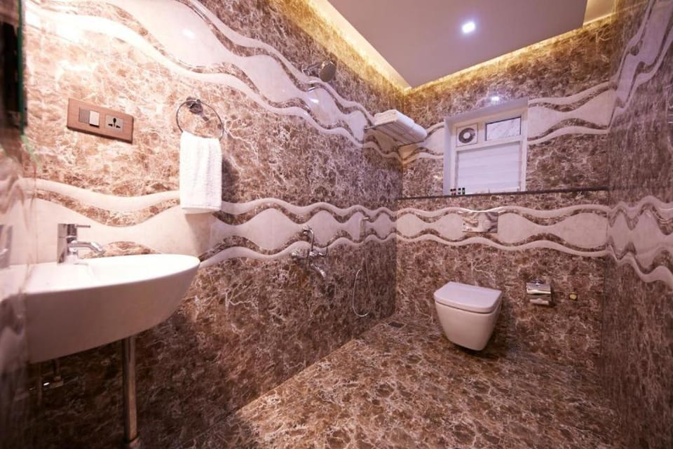 Aura Suites Rooms & Serviced Apartments Near Lulu Mall Hotel in Kochi
