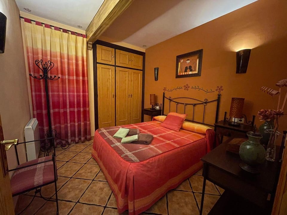 Bed, TV and multimedia, Bedroom, towels
