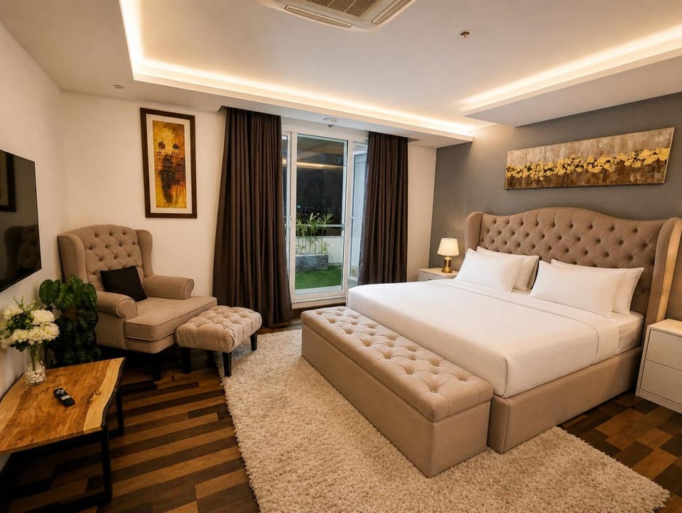 Bed, TV and multimedia, Living room, Photo of the whole room, Seating area, Bedroom