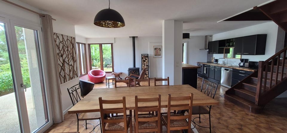 Kitchen or kitchenette, Living room, Seating area, Dining area