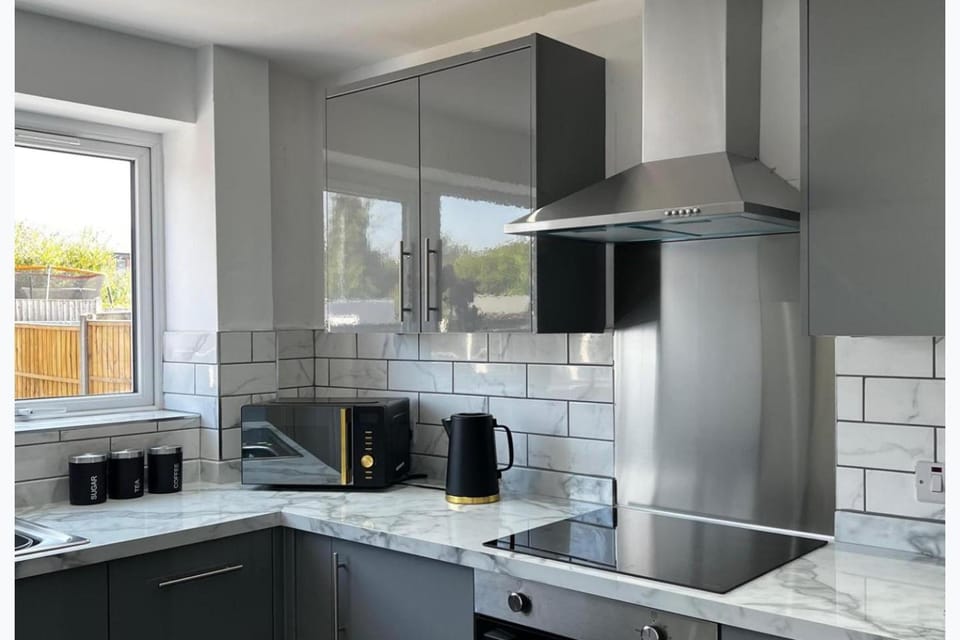 Kitchen or kitchenette, dishwasher, minibar, stove