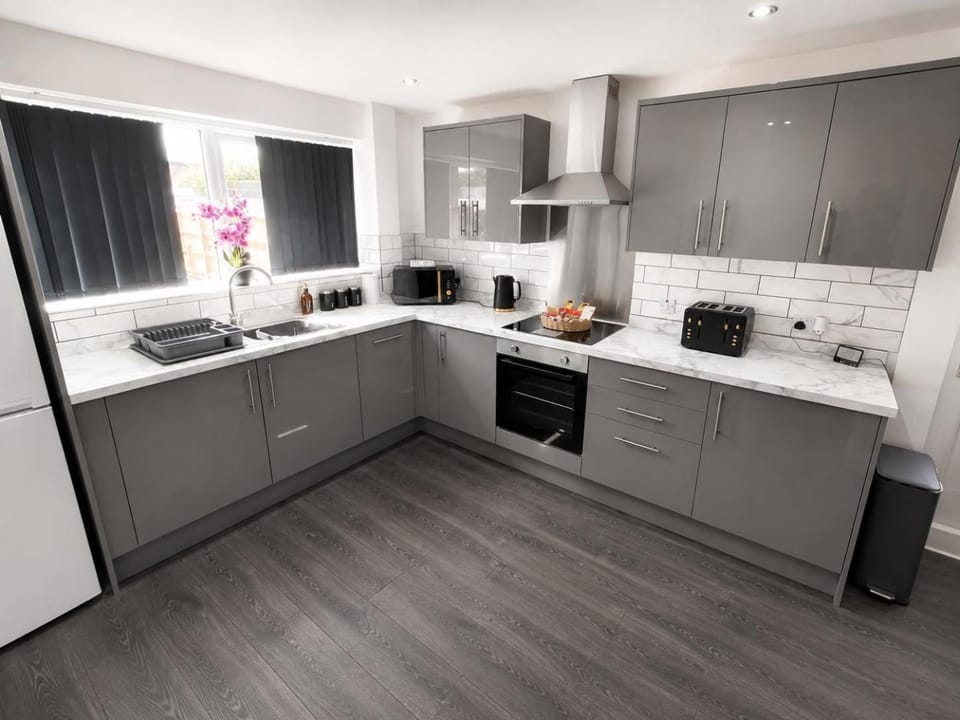 Coffee/tea facilities, Kitchen or kitchenette, dishwasher, minibar, oven, pet friendly, stove, toaster