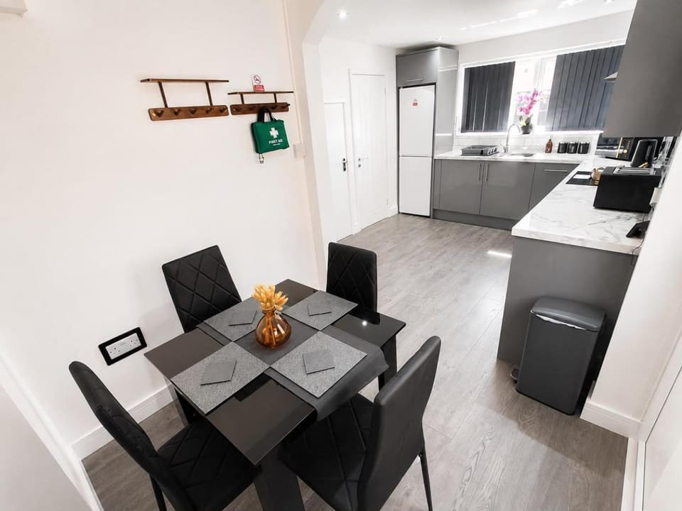 Kitchen or kitchenette, Living room, Seating area, Dining area, dishwasher, minibar, oven, stove