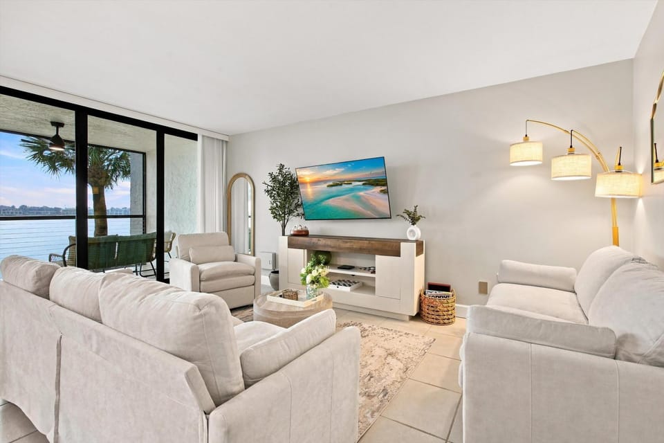 Heaven on the Bay - Waterview Balcony House in Marco Island