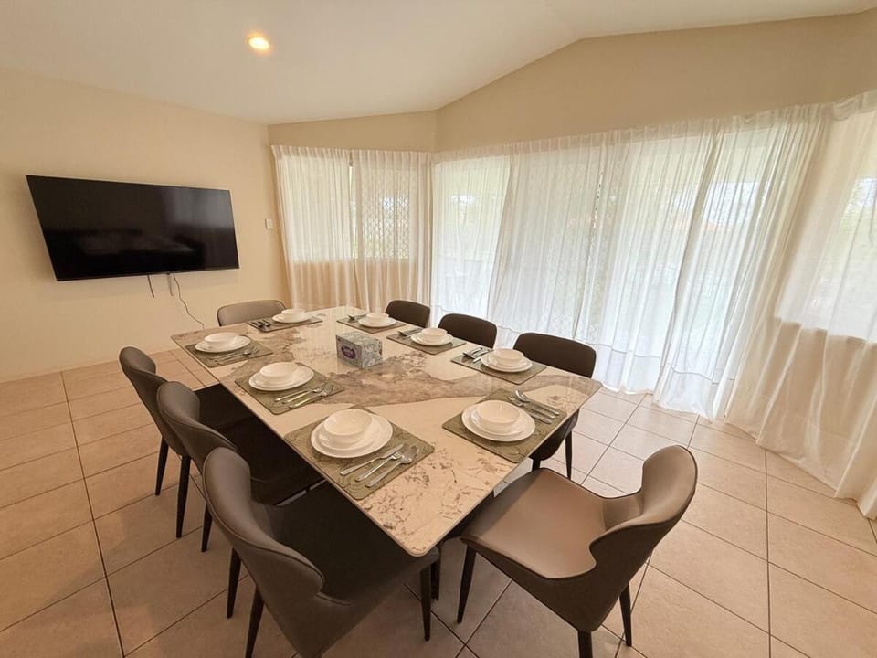 Amazing location House with Pool & Pet Friendly House in North Lakes