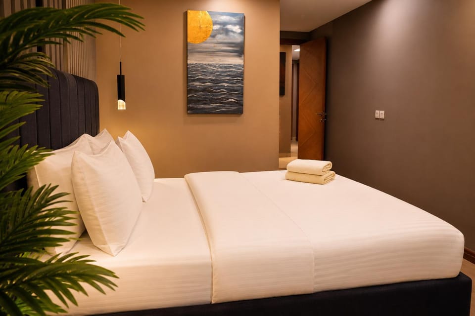 Bed, Photo of the whole room, Bedroom, towels