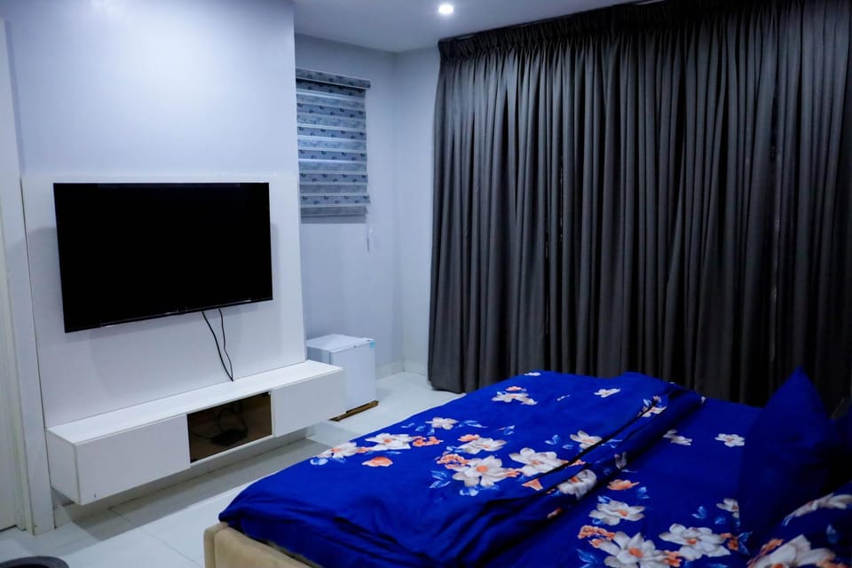 Bed, TV and multimedia, Bedroom