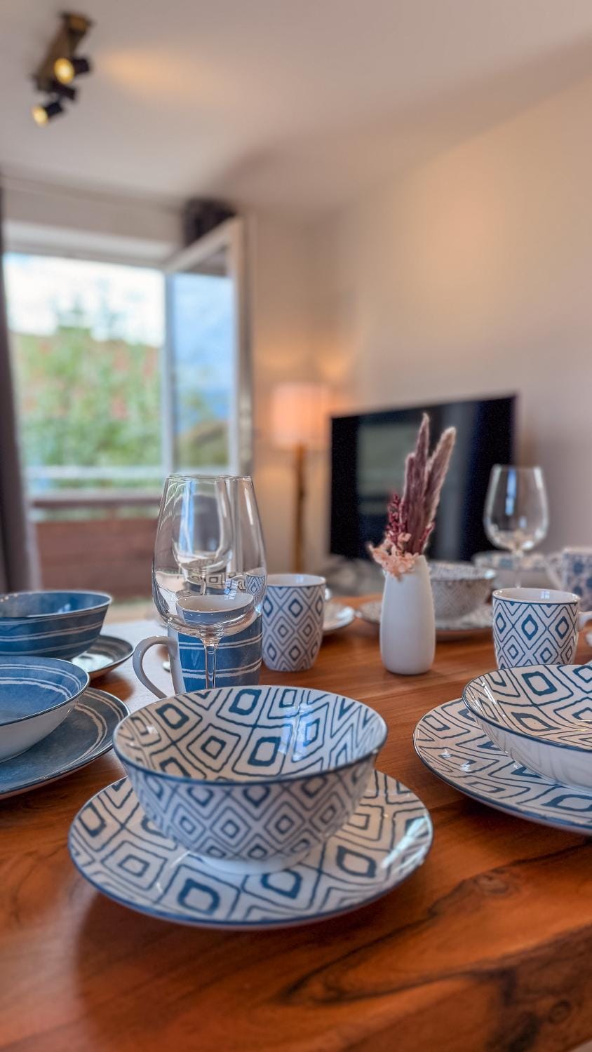 Living room, Seating area, Dining area, Food