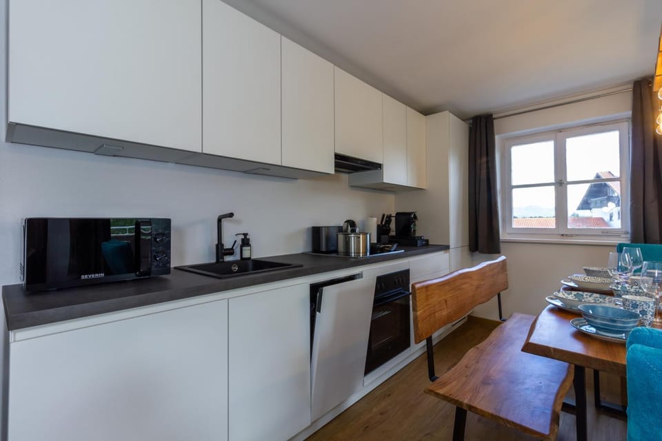 Coffee/tea facilities, Kitchen or kitchenette, Dining area, dishwasher, microwave, oven, stove, toaster