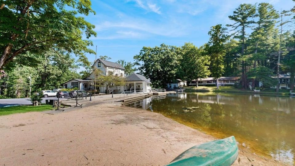 Relax Recharge & Enjoy Lake Life in Flat Rock House in Flat Rock