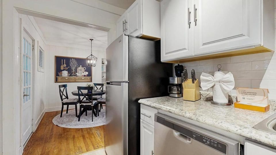 Relax Recharge & Enjoy Lake Life in Flat Rock House in Flat Rock