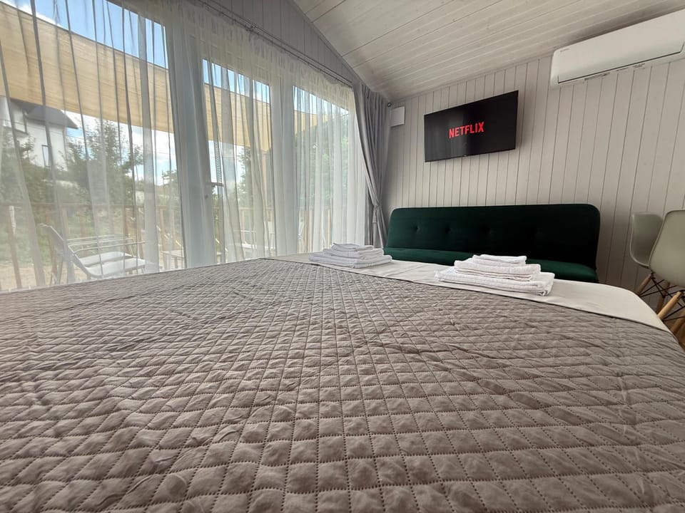 Bed, TV and multimedia, Photo of the whole room, Bedroom