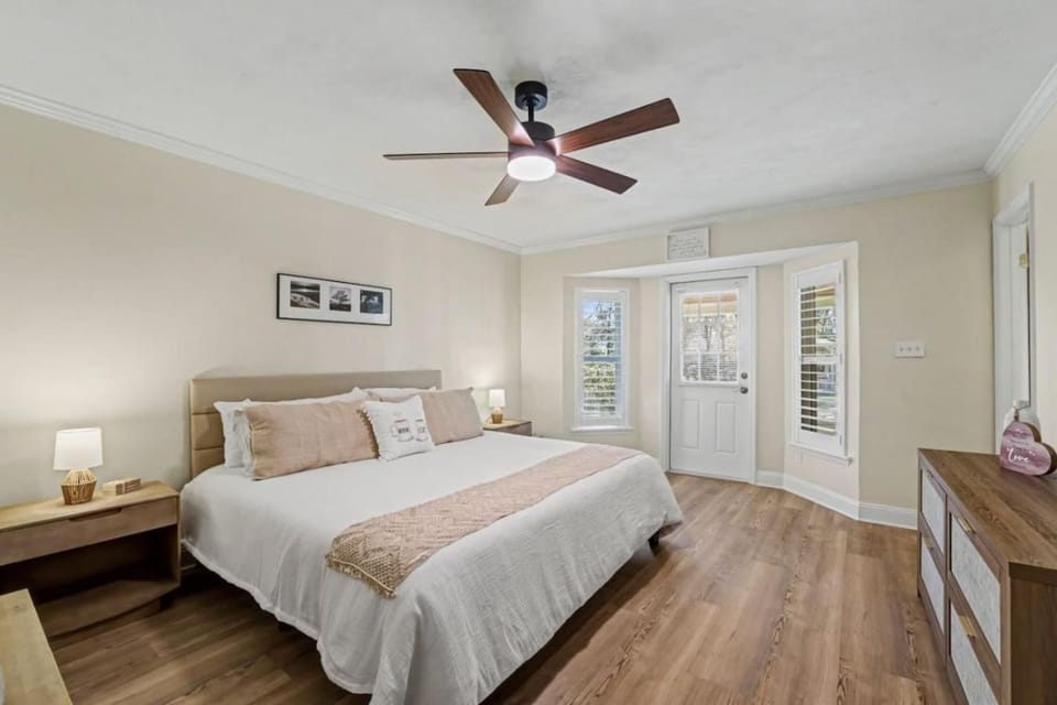 3BR Villa 80 TV Gazebo Yard King Suite House in Tallahassee