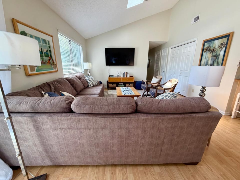 Day, TV and multimedia, Living room, Seating area, furniture