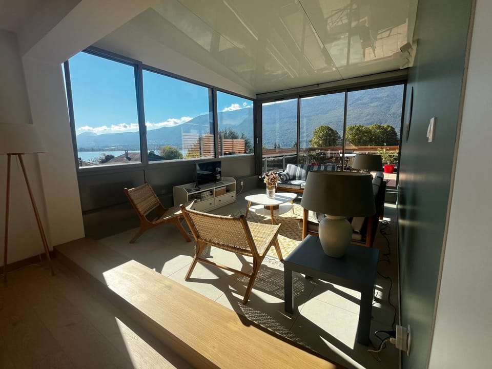 Duplex Vue Lac Bourget- Terrasse-Bord de la plage Lido Apartment in Tresserve