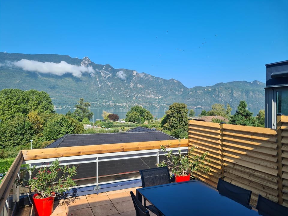 Balcony/Terrace, Lake view, Mountain view