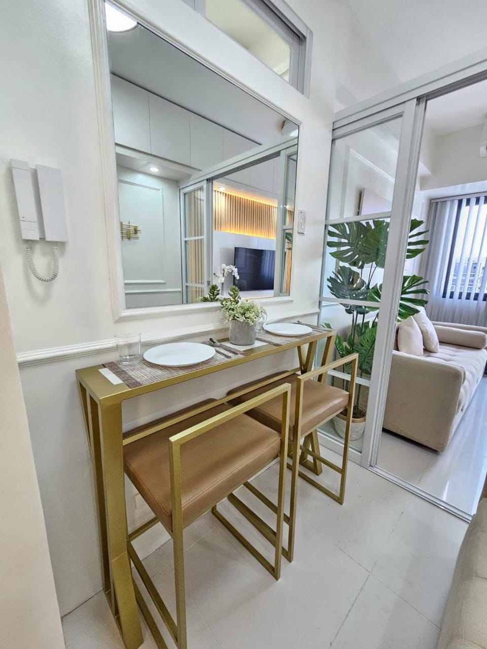 Seating area, Dining area