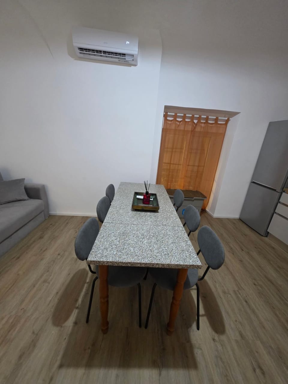 Kitchen or kitchenette, Living room, Seating area, Dining area, air conditioner